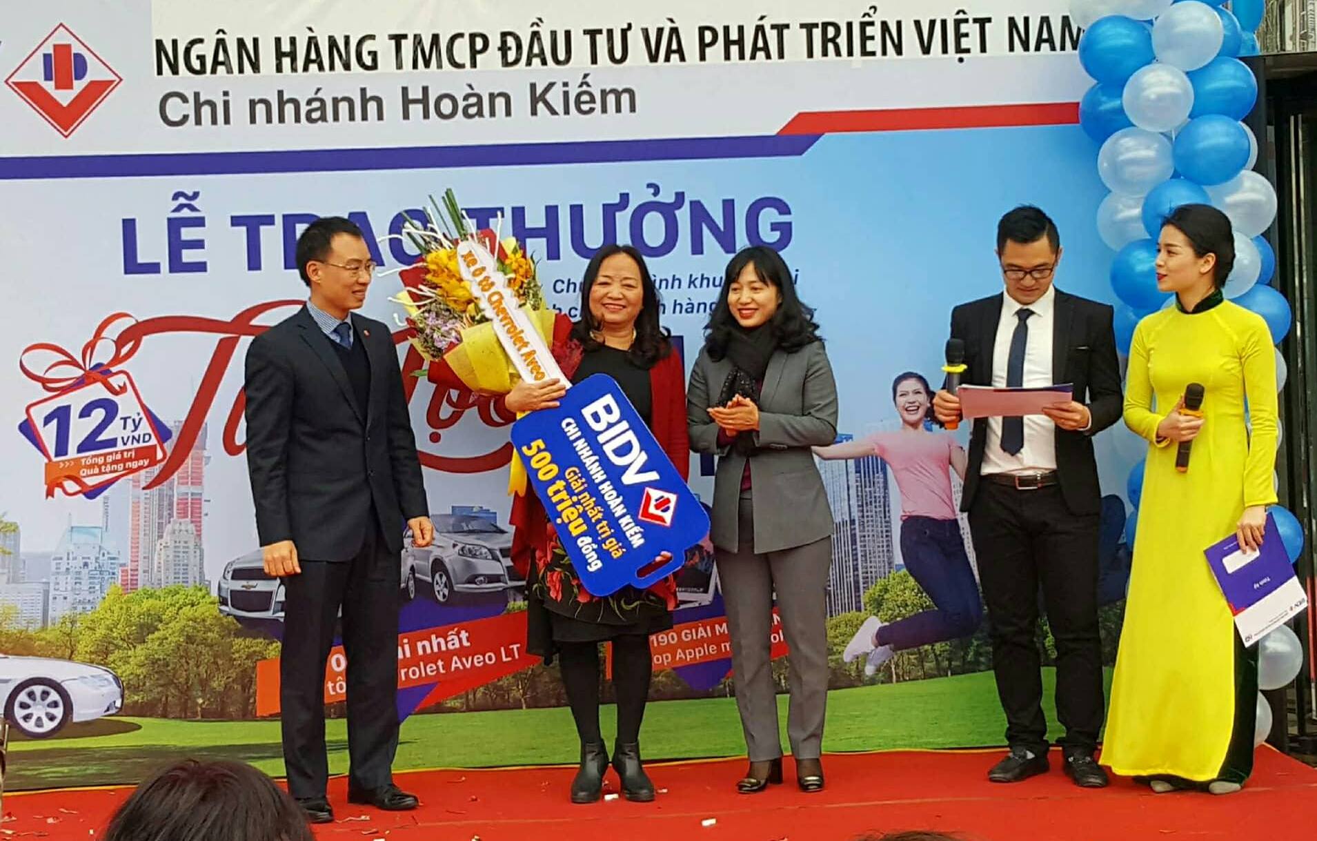 Khách hàng Võ Thị Hồng Minh nhận Giải Nhất của Chương trình chứng chỉ tiền gửi “Tài lộc nhân đôi”, trị giá 500 triệu đồng từ BIDV Hoàn Kiếm.