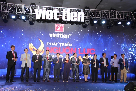 Tổng công ty CP May Việt Tiến đã về đích với kim ngạch xuất khẩu 871 triệu USD trong năm 2017, Lợi nhuận trước thuế đạt gần 695 tỷ đồng.