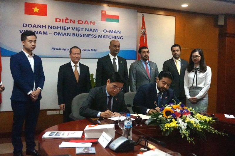 Tại Diễn đàn doanh nghiệp Việt Nam-Ô-man, đại diện VCCI Phòng Thương mại và Công nghiệp Ô-man đã ký kết Biên bản ghi nhớ về hợp tác giữa hai cơ quan.