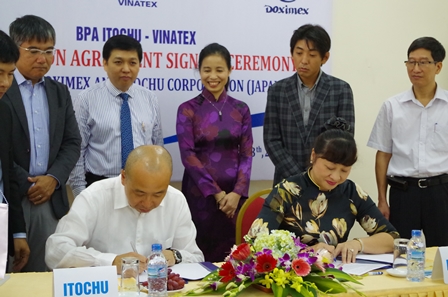 Lãnh đạo Tập đoàn Itochu trong một lễ ký kết thỏa thuận hợp tác với Công ty NHH MTV Dệt kim Đông Xuân (Doximex) thành viên của Vinatex