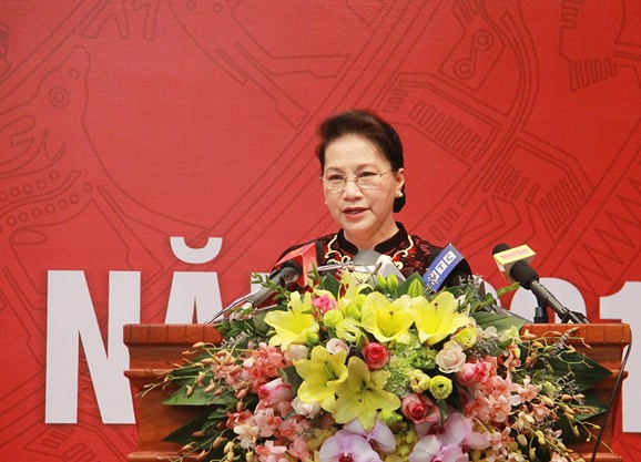 Do thời lượng đặt câu hỏi là 1 phút, Chủ tịch Quốc hội Nguyễn Thị Kim Ngân đề nghị các đại biểu quốc hội cần nêu thẳng vào vấn đề cần chất vấn.