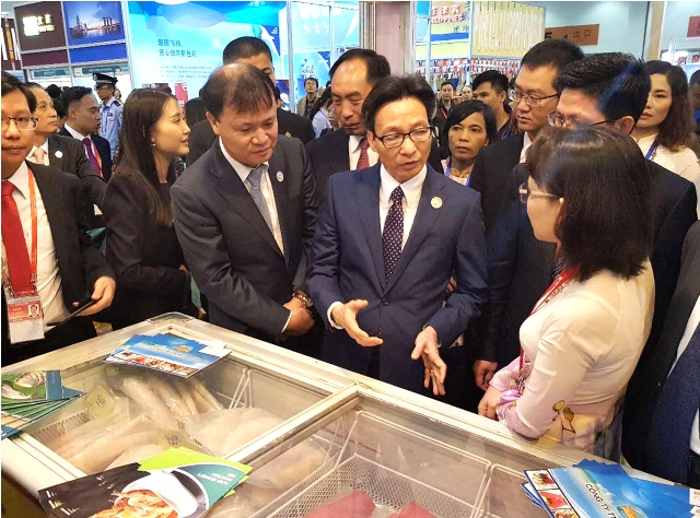 Phó thủ tướng Vũ Đức Đam thăm quan gian hàng của các doanh nghiệp Việt Nam tại Hội chợ Xuất nhập khẩu Côn Minh, Trung Quốc.