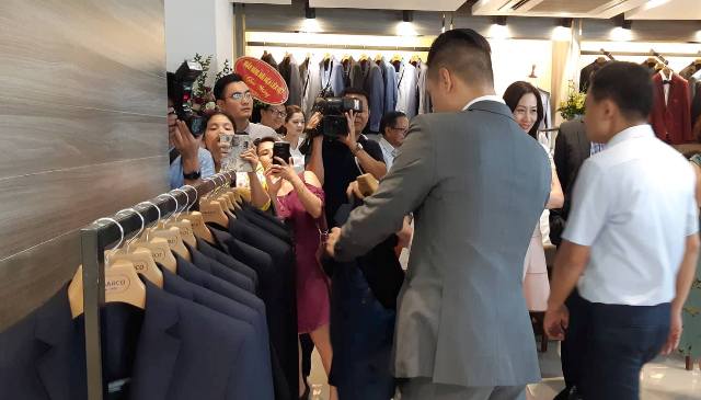 cửa hàng may đo Veston thương hiệu Smart Suits Tailor Shop tại 113 phố Sơn Tây, Ba Đình, Hà Nội được khai trương sáng 22/6/2018.