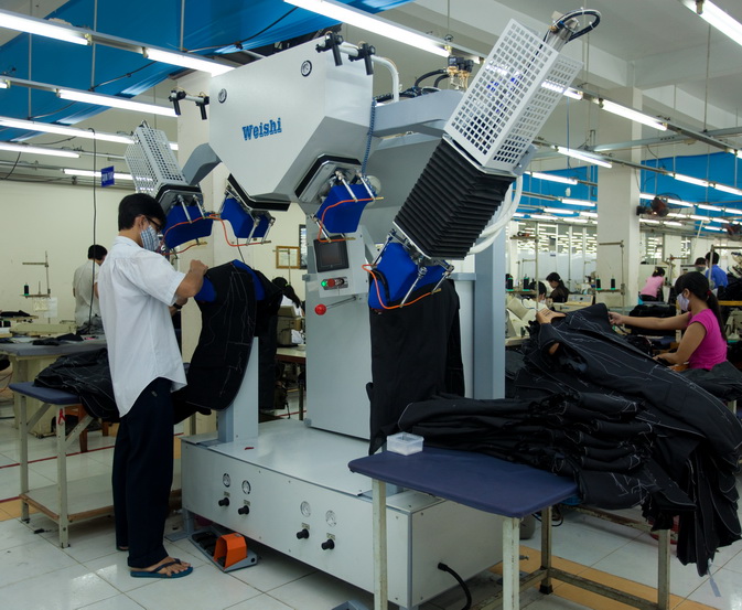Việc đầu tư công nghệ sản xuất để tăng năng suất lao động là con đường ngắn nhất để ngành dệt may tăng được khả năng cạnh tranh.