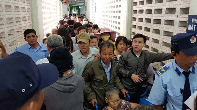 Thực trạng quá tải  đang xảy ra ở nhiều bệnh viện tuyến trên, trong đó có bệnh viện khám tới 8.000 bệnh nhân/ngày và đây là điều mà theo Bộ trưởng Bộ Y tế Nguyễn Thị Kim Tiến là “không thể chấp nhận”.