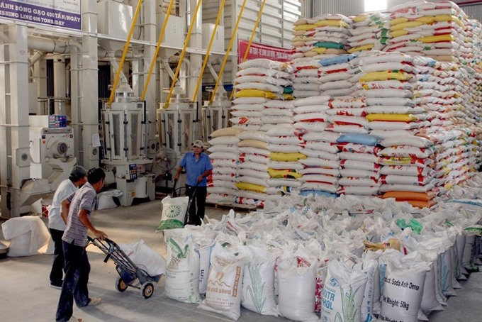 Xuất khẩu gạo sang Trung Quốc mặc dù giảm rất mạnh 39,2% về lượng và giảm 30% về kim ngạch so với cùng kỳ năm ngoái, nhưng vẫn dẫn đầu thị trường nhập khẩu gạo của Việt Nam, chiếm 24% thị phần