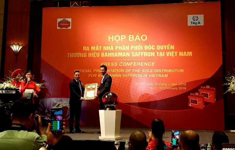 Đại diện hãng Bahraman Saffron chính thức công nhận Công ty TNHH Xuất nhập khẩu và Thương mại Tây Á đã trở thành nhà phân phối độc quyền sản phẩm Nhụy hoa Nghệ Tây Bahrama tại Việt Nam.