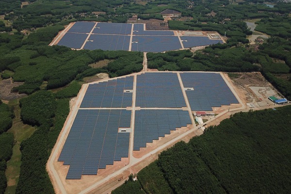 Nhà máy điện mặt trời Bình Nguyên có tổng vốn đầu tư hơn 1.138 tỷ đồng do Tập đoàn Trường Thành Việt Nam (TTVN) và Sermsang Power Corporation (Thái Lan) làm chủ đầu tư vừa được đưa vào hoạt động sau 9 tháng xây dựng.
