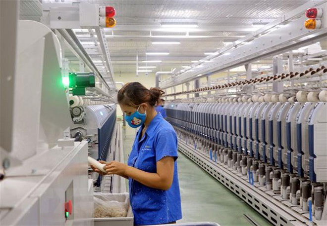 việc áp dụng tự động hóa, giảm số lượng lao động trực tiếp, liên kết dữ liệu giữa các thiết bị sản xuất, sẽ giúp ngành dệt may có thể sản xuất xanh, sạch, tiết kiệm nguồn lực tự nhiên.