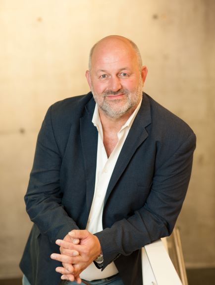 ông Werner Vogels, Giám đốc công nghệ (CTO) của Amazon.com cho rằng, công nghiệp 4.0 cũng như số hóa, và trên hết là những công nghệ mới như học máy (ML), phân tích dữ liệu lớn hay Internet vạn vật (IoT), sẽ làm thay đổi các mô hình kinh doanh của các doanh nghiệp trên diện rộng.