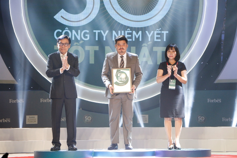 Ông Ngô Quốc Bảo, Giám đốc Trung tâm Thương mại điện tử và Dịch vụ kỹ thuật FPT Retail, đại diện công ty nhận giải thưởng Top 50 công ty niêm yết tốt nhất năm 2019.