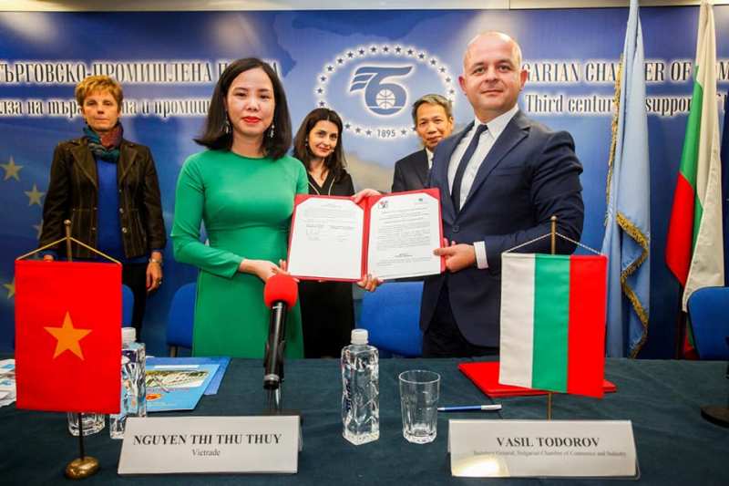 Lễ trao biên bản ghi nhớ hợp tác giữa Cục Xúc tiến thương mại và Phòng Thương mại Công nghiệp Bulgaria tại Diễn đàn