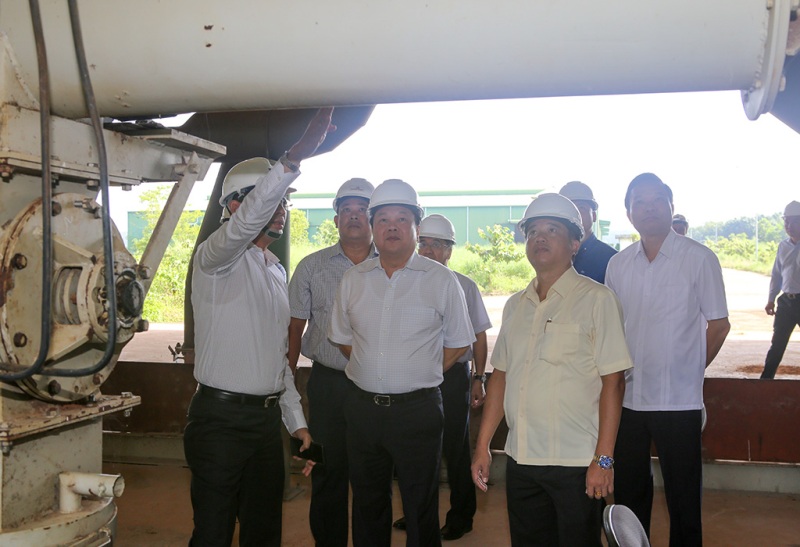Chủ tịch Nguyễn Hoàng Anh và đoàn công tác của Ủy ban Quản lý vốn nhà nước tại doanh nghiệp trong chuyến làm việc tại Nhà máy nhiên liệu sinh học Bình Phước mới đây.