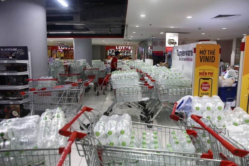 Những ngày vừa qua, nhiều siêu thị tại Linh Đàm rơi vào tình trạng liên tiếp cháy các mặt hàng nước đóng chai do ảnh hưởng từ sự cố nước sông Đà.