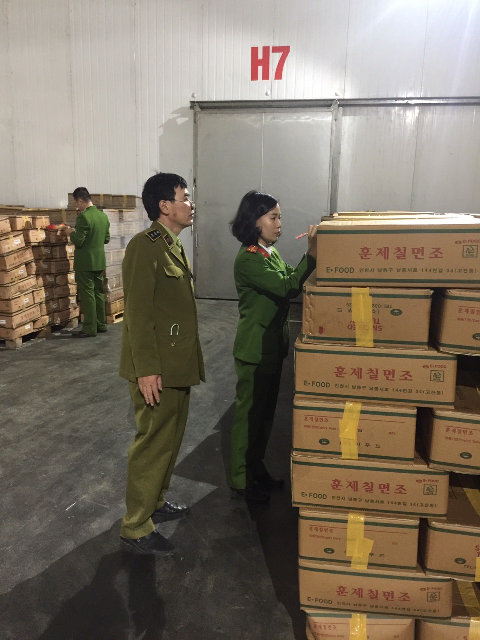  kho chứa 25 tấn đùi gà tây Hàn Quốc hết hạn sử dụng, chảy nước hôi thối tại KCN Quang Minh, Hà Nội