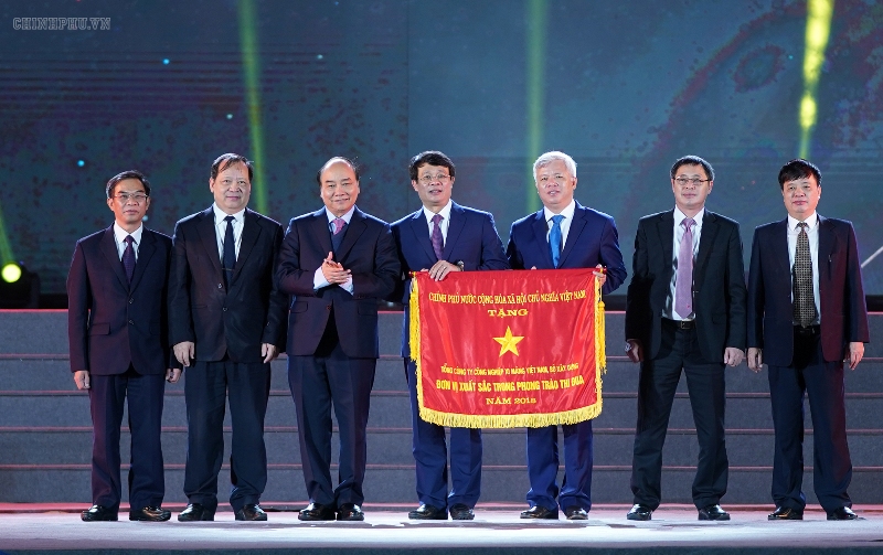Thủ tướng Chính phủ Nguyễn Xuân Phúc trao tặng Cờ Thi đua Chính phủ cho Tổng công ty Xi măng Việt Nam