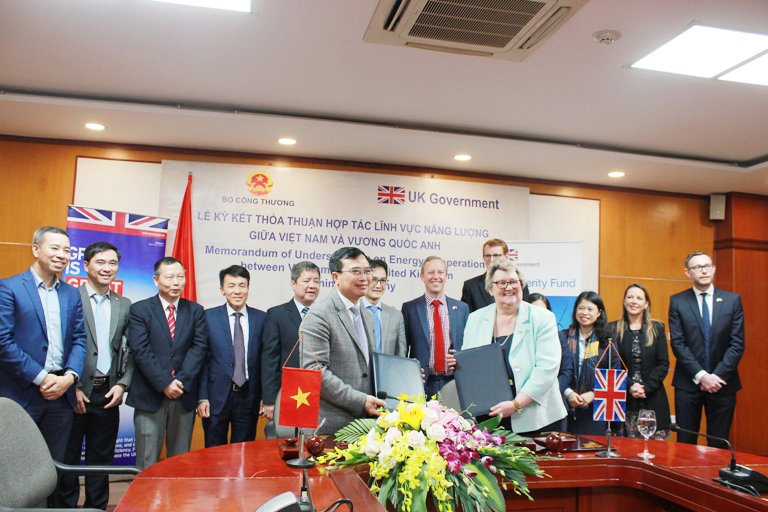 Lễ ký kết biên bản ghi nhớ chương trình hợp tác về năng lượng giữa Vương Quốc Anh và Bộ Công Thương tại trụ sở Bộ Công Thương. 