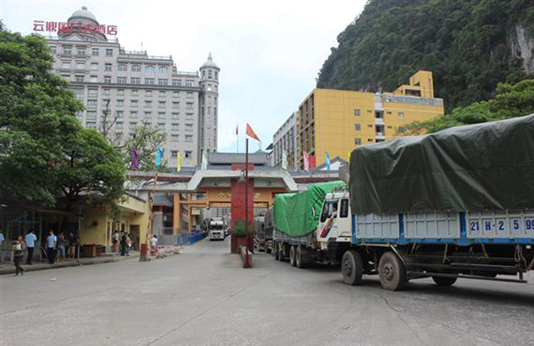 Tốc độ thông quan hàng hóa xuất nhập khẩu qua cửa khẩu Tân Thanh trong ngày 20/2 còn khá chậm, với 11 xe nông sản được làm thủ tục xuất khẩu.