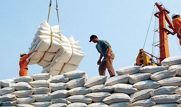 Theo đó, cho phép tiếp tục xuất khẩu gạo nhưng kiểm soát chặt số lượng xuất khẩu