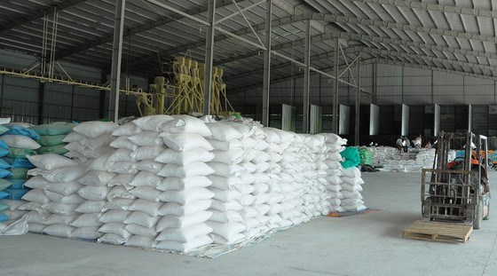 Nhiều DN có gạo nằm chờ tại cảng từ 24/3 cũng không kịp đăng ký tờ khai hải quan để xuất khẩu theo lượng hạn ngạch 400.000 tấn trong tháng 4.