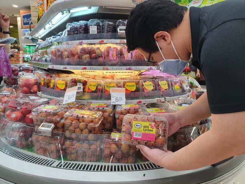 Xuất khẩu rau quả 6 tháng đầu năm 2020 giảm mạnh 11,4%, đạt 1,8 tỷ USD (Ảnh: Vải thiều Việt Nam tại siêu thị FairPrice, Singapore).