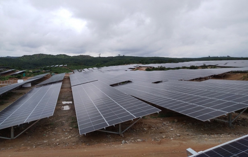 Các giàn pin tại Dự án Nhà máy Điện mặt trời Sê San 4 đang được hoàn thiện, lắp ghép và đạt khoảng 85% tổng khối lượng.