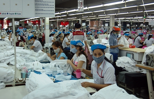 Standard Chartered tiếp sức 3 triệu USD cho May Đồng Nai sản xuất đồ phòng chống dịch.