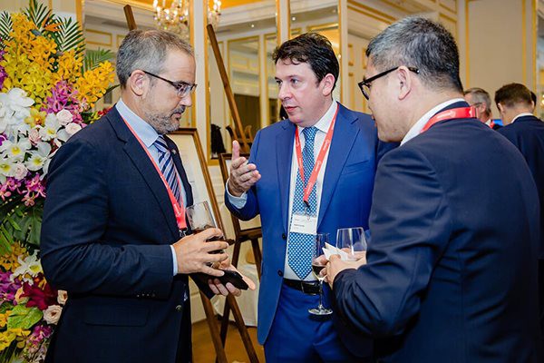 Các nhà đầu tư Tây Ban Nha trao đổi về tiềm năng đầu tư tại Việt Nam tại lễ ra mắt Công ty ACCIONA Việt Nam .