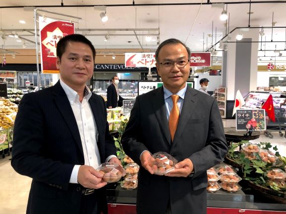 Đại sứ Vũ Hồng Nam (phải) và Tham tán Thương mại Việt Nam tại Nhật Bản Tạ Đức Minh (trái) trong sự kiện quảng bá trái vải Việt Nam tại Nhật Bản