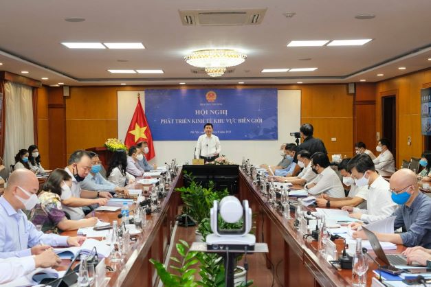 Bộ trưởng Nguyễn Hồng Diên chỉ đạo phải có chính sách hấp dẫn để thu hút các doanh nghiệp công nghiệp lớn cả trong và ngoài nước, đầu tư vào khu vực biên giới.