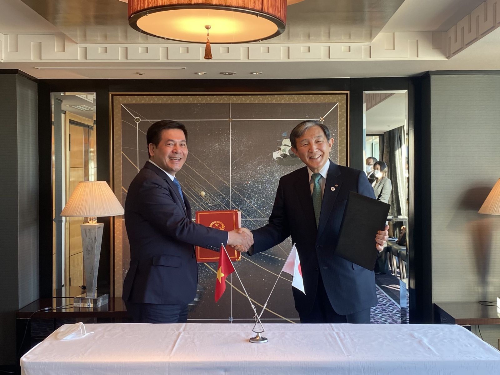Thống đốc Nisaka Yoshinobu khẳng định sẽ ủng hộ và thúc đẩy Nhật Bản sớm cấp phép nhập khẩu nhãn tươi từ Việt Nam trong năm 2022.