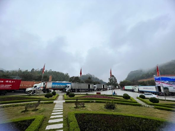 Dự kiến sẽ cần khoảng 10-15 ngày mới xuất khẩu hết số xe hàng hóa tồn tại Lạng Sơn sang Trung Quốc.