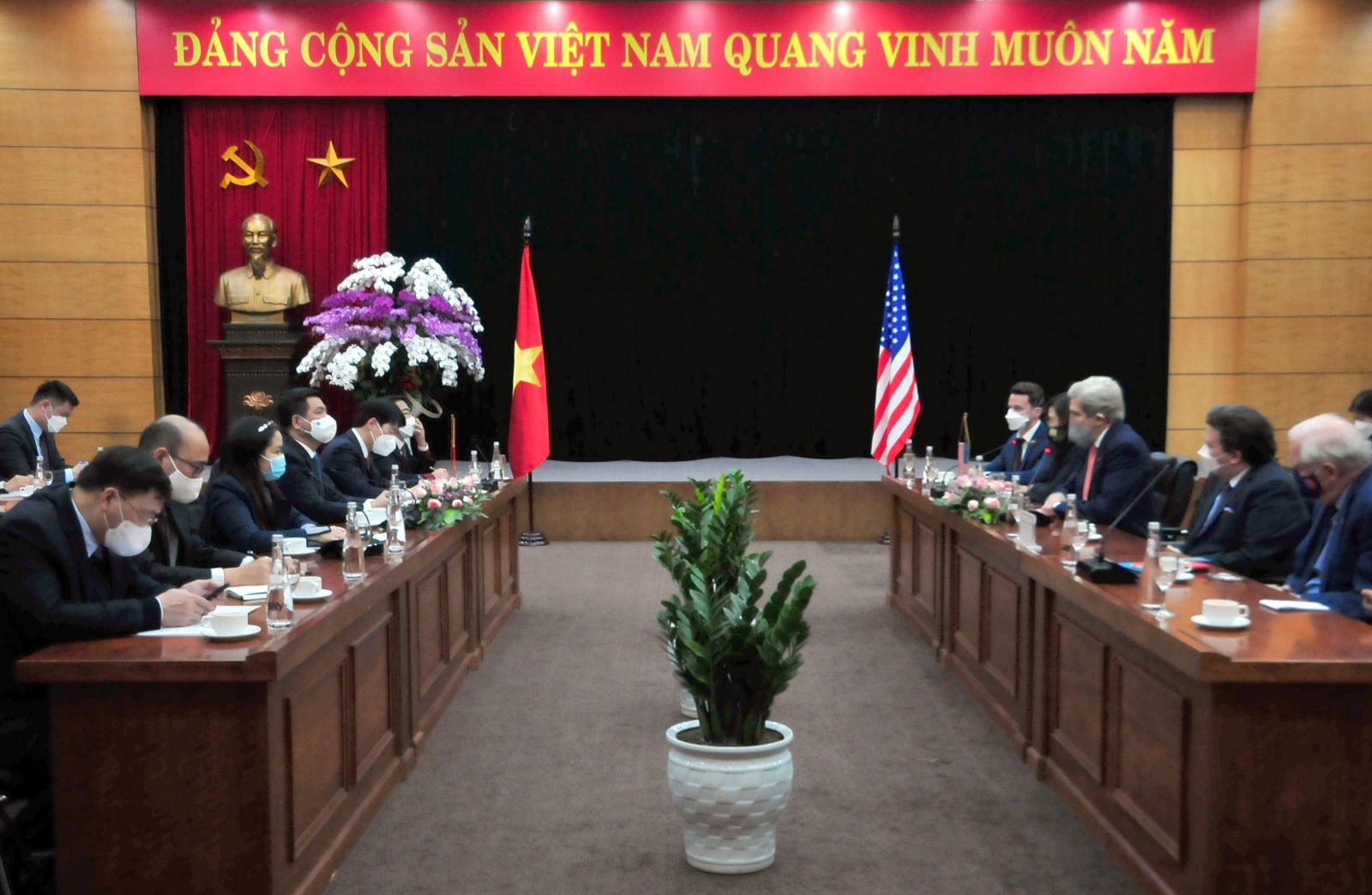 Bộ trưởng Bộ Công Thương đề nghị Đặc phái viên của Tổng thống Hoa Kỳ có những trao đổi cần thiết với DOC, xem xét không áp thuế lên ngành ong xuất khẩu của Việt Nam.