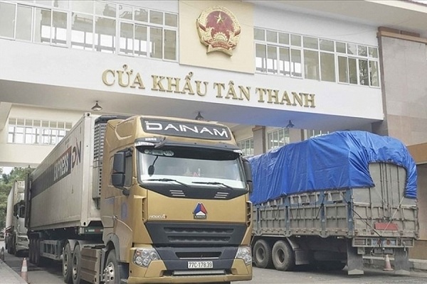 Tiếp nhận xe chở hàng xuất khẩu lên cửa khẩu từ 6/3 nhưng Lạng Sơn khuyến cáo các doanh nghiệp cần thực hiện triệt để việc phun khử khuẩn hàng hóa khi đưa hàng lên cửa khẩu 