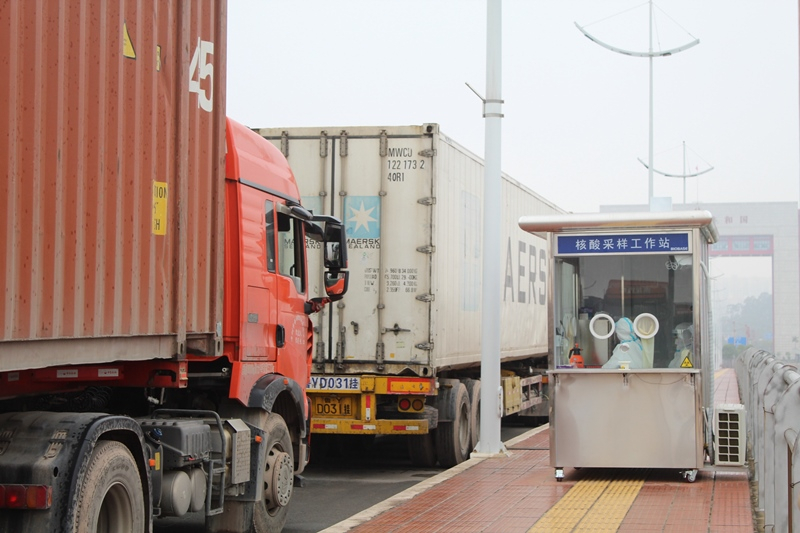 Riêng tỉnh Lạng Sơn vẫn còn hơn 1.300 xe hàng chờ xuất khẩu.