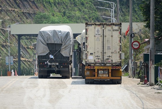 Bộ Công Thương đang tiếp tục làm việc với các cơ quan đối tác Trung Quốc ao hiệu suất thông quan tại các cửa khẩu biên giới.