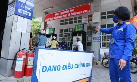 Giá bán lẻ dầu điêzen tăng thêm gần 2.000 đồng/lít từ 15 giờ chiều 11/8/2023.