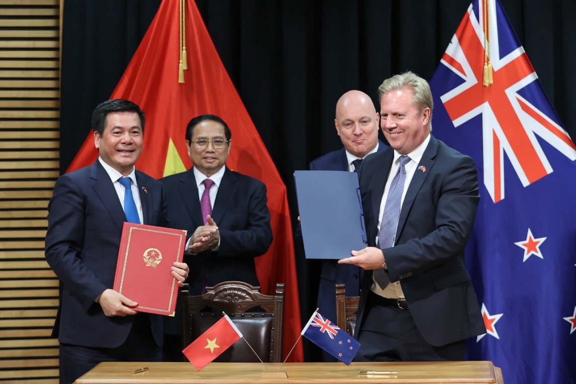 Bộ trưởng Nguyễn Hồng Diên và ông Todd McClay, Bộ trưởng Bộ Ngoại giao, Thương mại New Zealand đã ký kết Bản thỏa thuận về hợp tác kinh tế, thương mại.