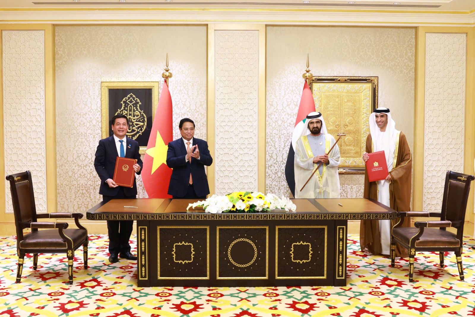 Bộ trưởng Bộ Công Thương Việt Nam Nguyễn Hồng Diên và Quốc vụ khanh Bộ kinh tế UAE Thani bin Ahmed Al Zeyoudi ký kết Hiệp định CEPA.