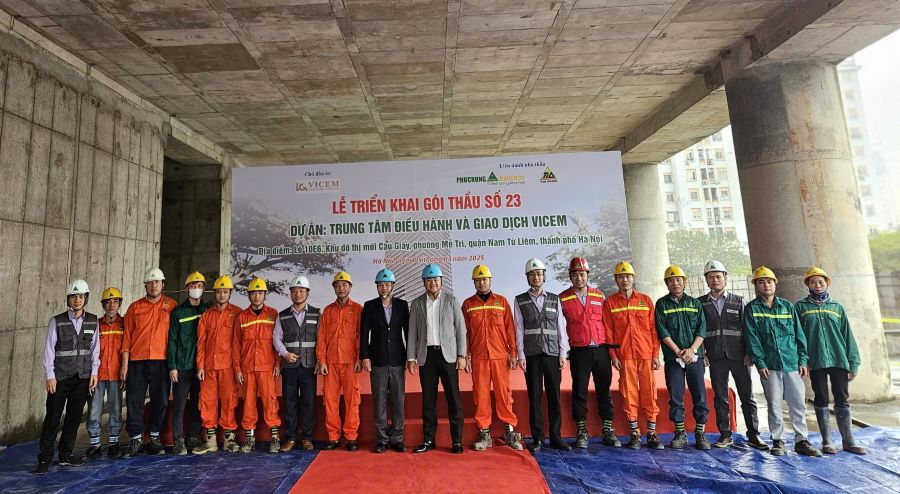 Sáng 5/3, Vicem và nhà thầu triển khai thi công trở lại gói thầu số 23 lắp dựng hệ thống facade tòa nhà Trụ sở Vicem.