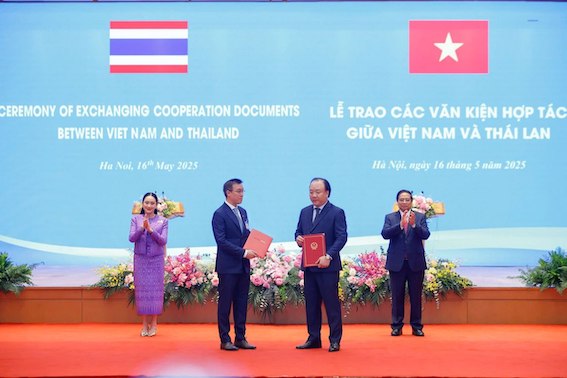 ông Trần Hữu Linh, Cục trưởng Cục Quản lý và Phát triển thị trường trong nước ký kết với Tập đoàn Central Retail