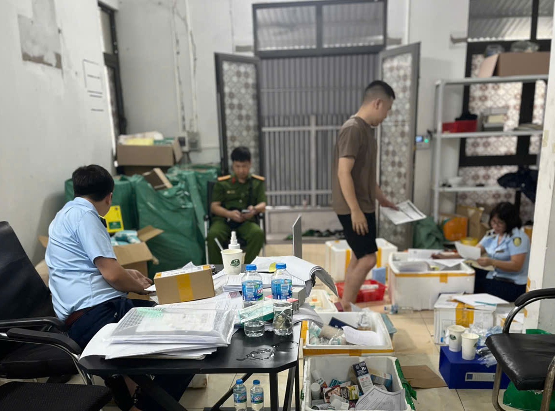 Kiểm tra hoạt động kinh doanh mỹ phẩm tại Hà Nội hôm 9/6.