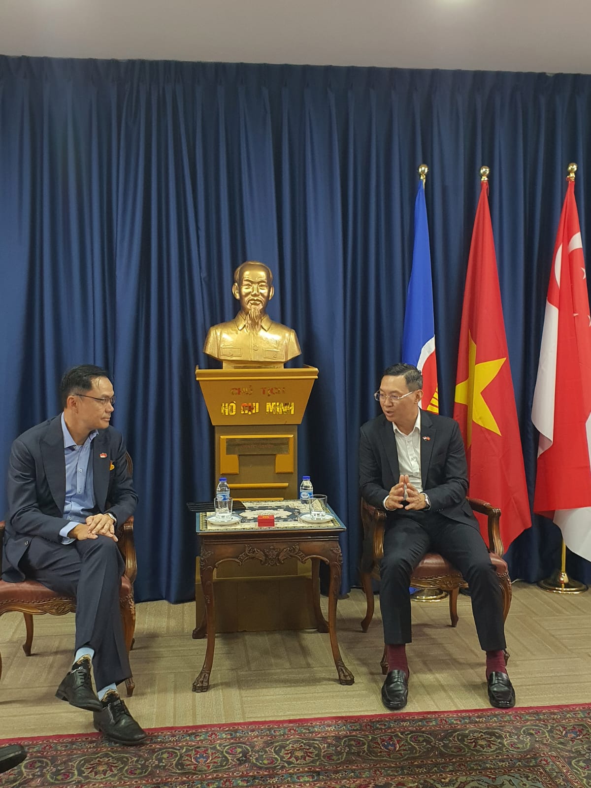 Đại sứ Trần Phước Anh (bên phải); ông Damian Chan, CEO của SFA (bên trái)