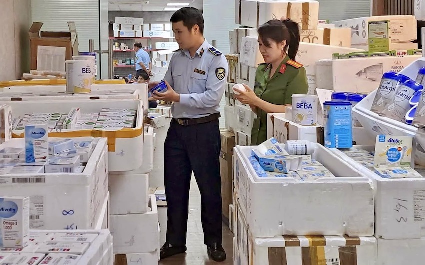 Lực lượng chức năng đã lập biên bản thu giữ toàn bộ số hàng hóa tại số nhà 62 phố Bạch Ma