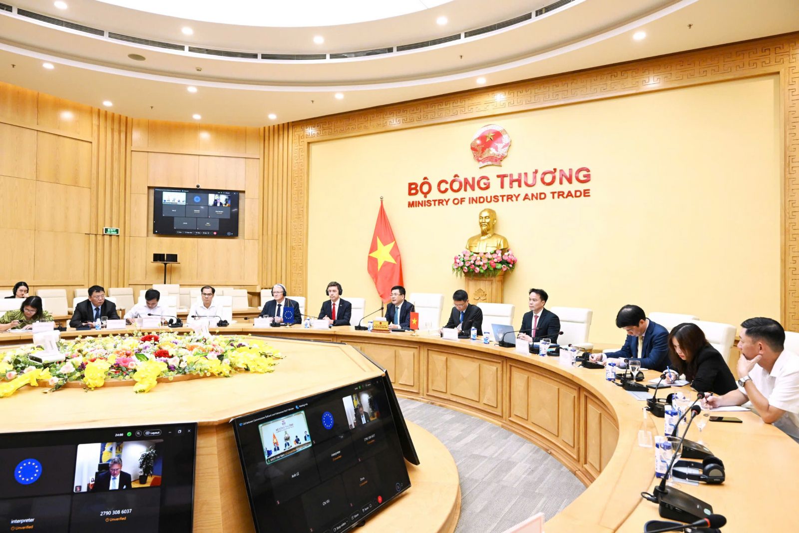 Bộ trưởng Bộ Công Thương Nguyễn Hồng Diên đã họp trực tuyến với Cao ủy Thương mại và An ninh kinh tế Liên minh châu Âu (EU) Maros Sefcovic