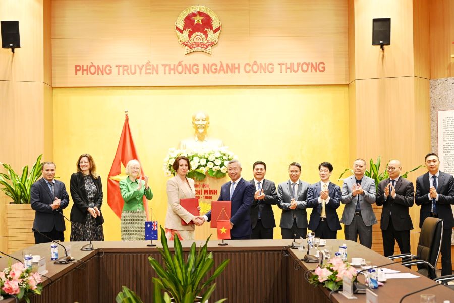 Lễ trao đổi Bản ghi nhớ về Hợp tác thúc đẩy phát triển thị trường điện cạnh tranh giữa Cục Điện lực và Đại sứ quán Australia.
