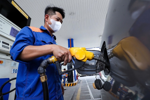 Giá bán lẻ xăng và dầu mazzut giảm nhẹ từ 15 giờ chiều 24/7/2025.