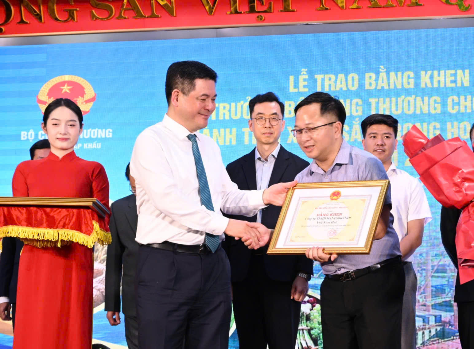 Bộ trưởng Công thương trao bằng khen cho doanh nghiệp.