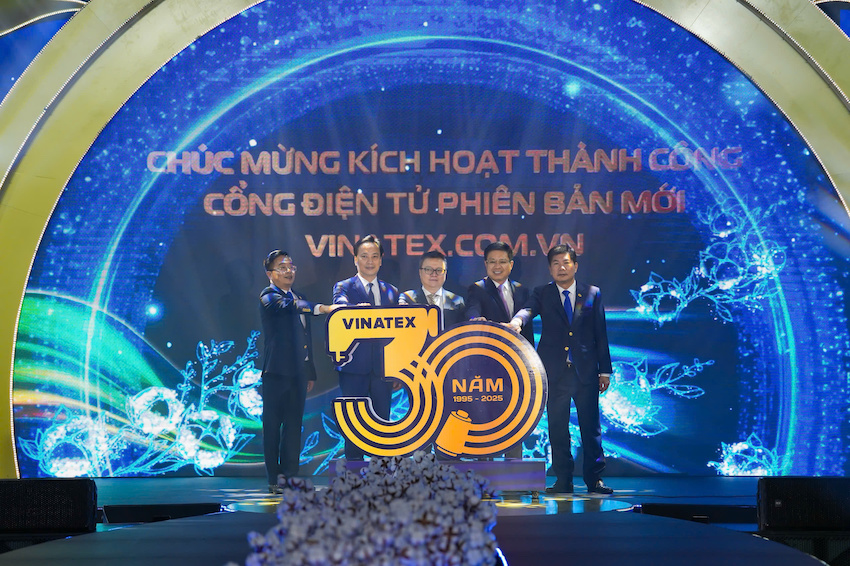 Đồng chí Lê Quốc Minh và Phó Bí thư Đảng ủy Chính phủ Lại Xuân Lâm cùng lãnh đạo bộ, ngành kích hoạt Website cổng điện tử Vinatex phiên bản mới.