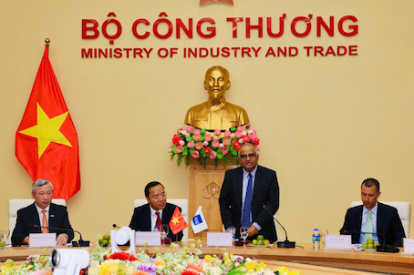 Giám đốc quốc gia ADB tại Việt Nam Shantanu Chakraborty tại lễ ký kết.